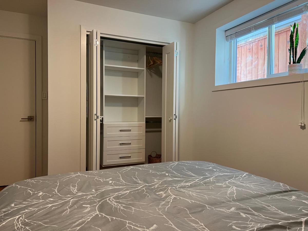 Newly Renovated Walkout Basement In With Separate Entrance Guest house